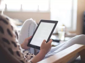 Kindle vs. iPad: Which is Better for Reading in 2022? [Guide!]
